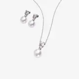 un primer plano de un collar y unos pendientes