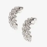 Un par de pendientes de plata con diamantes.