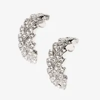 Un par de pendientes de plata con diamantes.