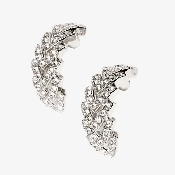 Un par de pendientes de plata con diamantes.