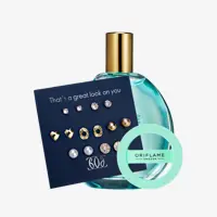 un frasco de perfume con una tarjeta y unos pendientes