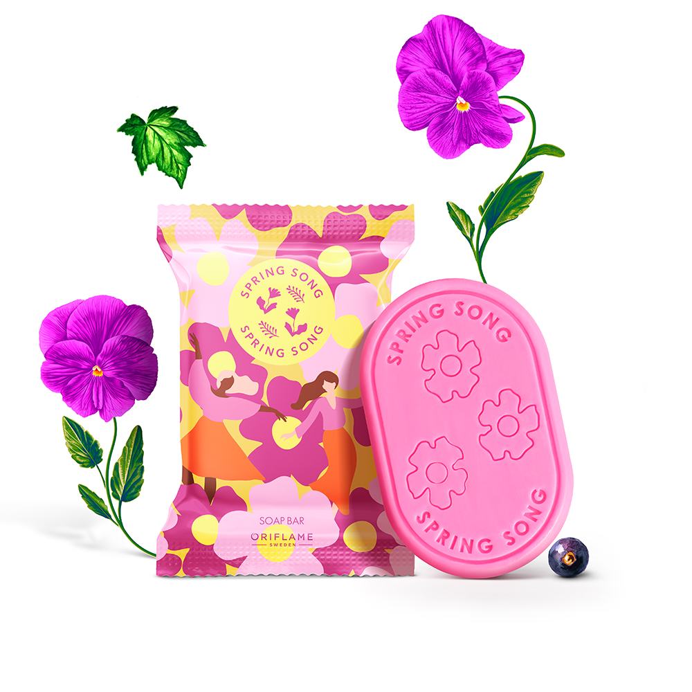 różowe mydło obok opakowania z kwiatami