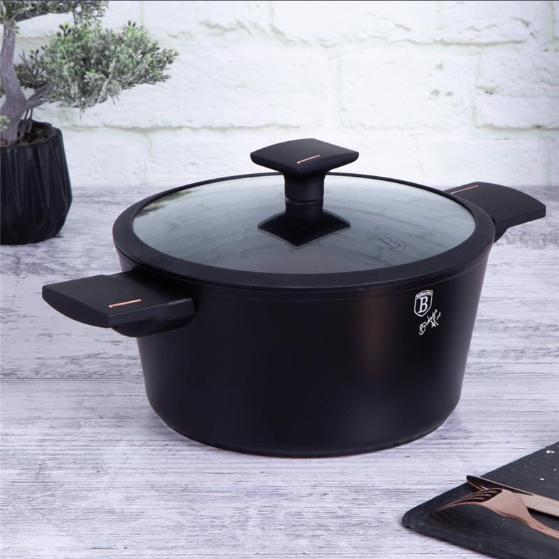 černý hrnec s víkem