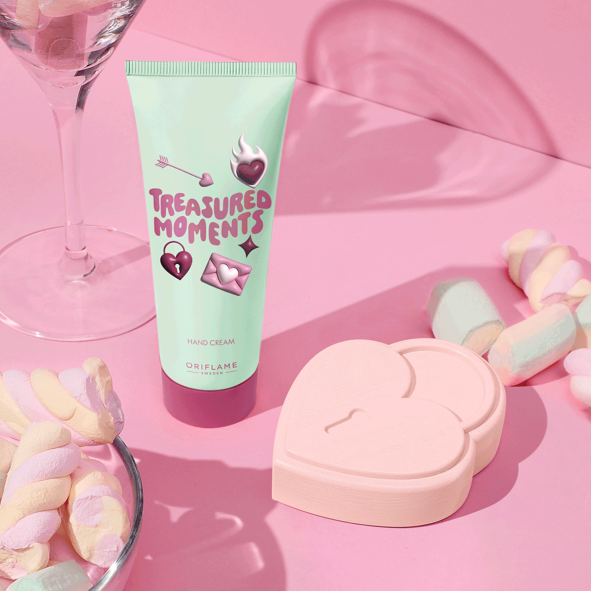 růžová a bílá bonbónka na růžovém povrchu