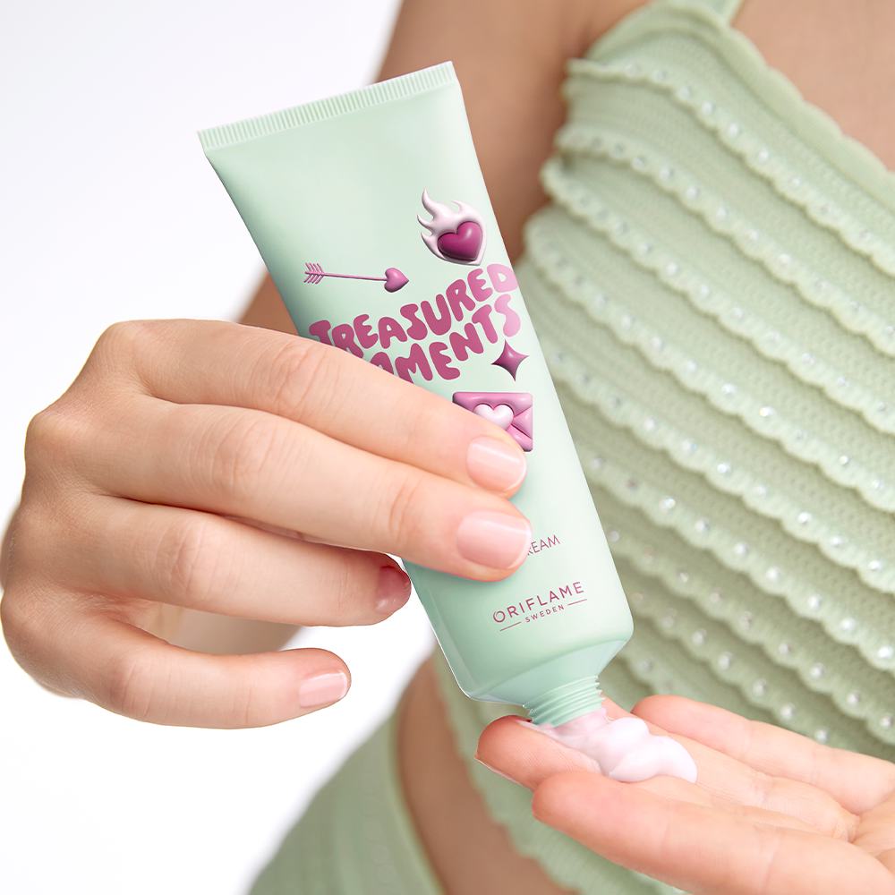 žena držící tubu krému