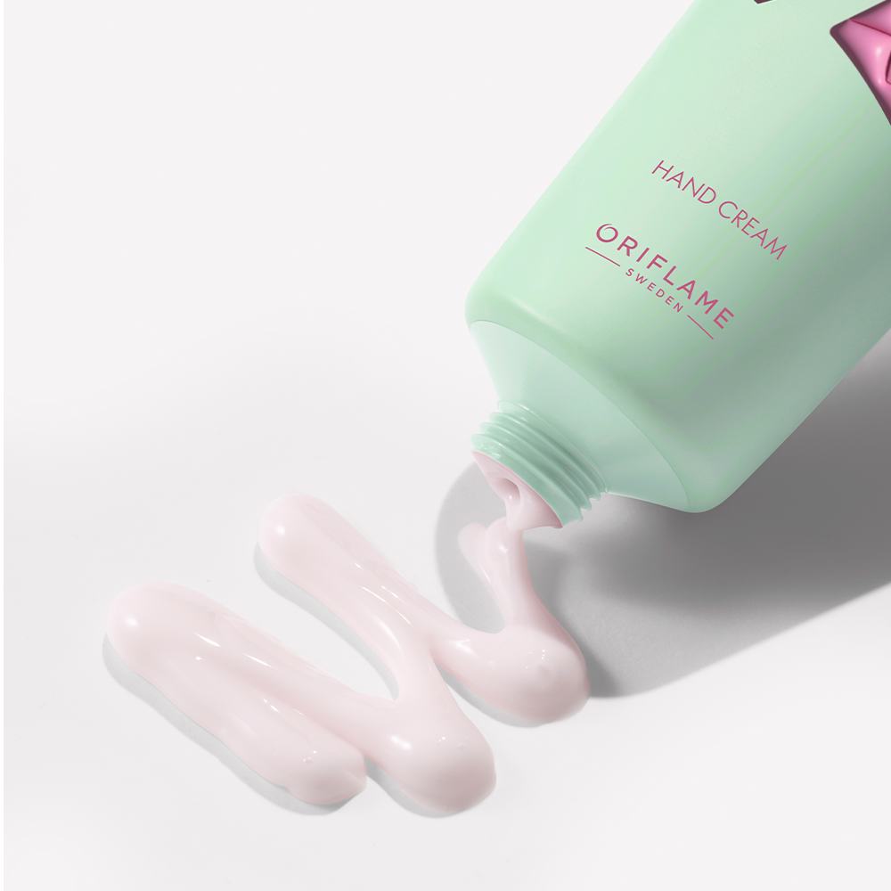 zelená láhev, ze které vytéká růžová tekutina