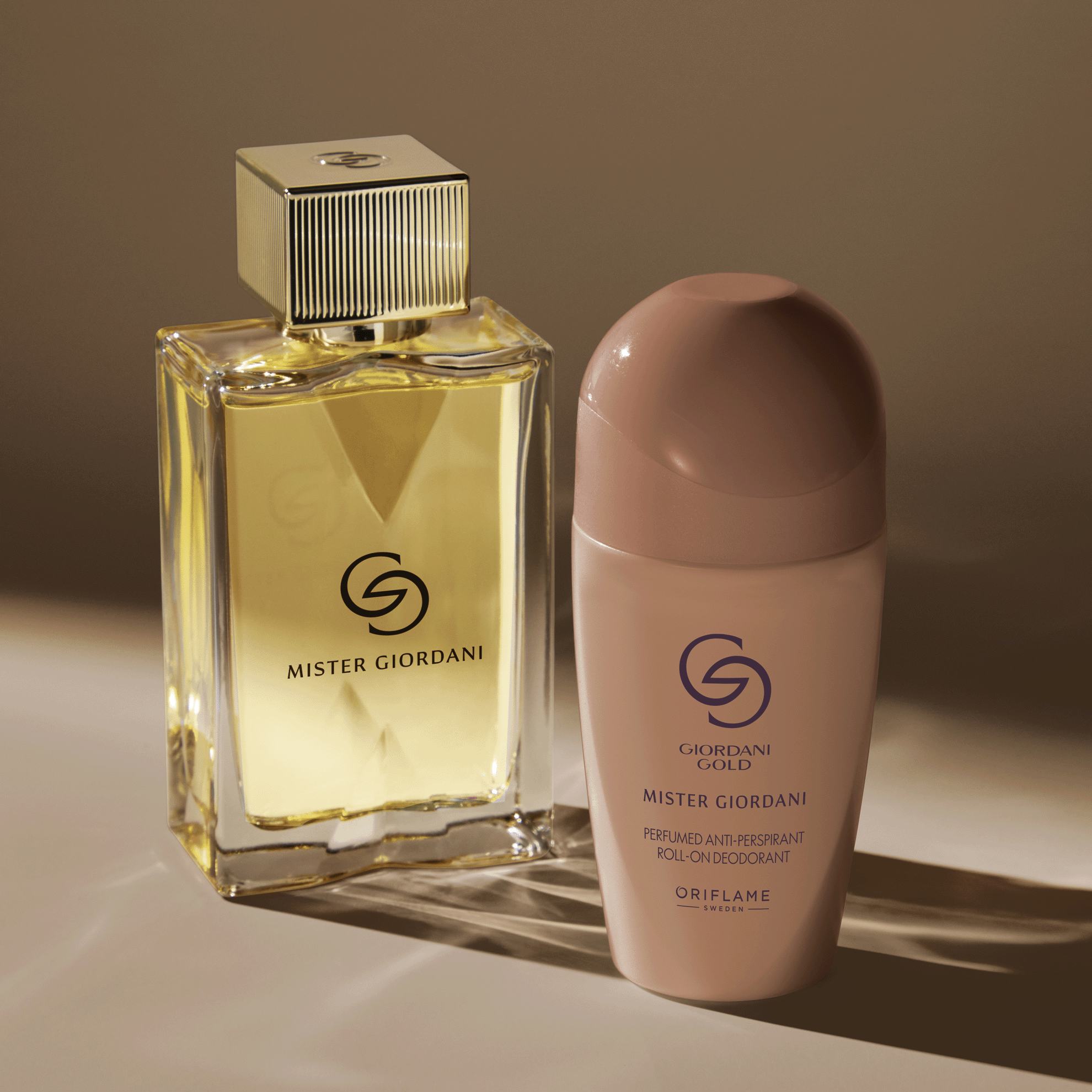 lahvička parfému vedle lahvičky deodorantu