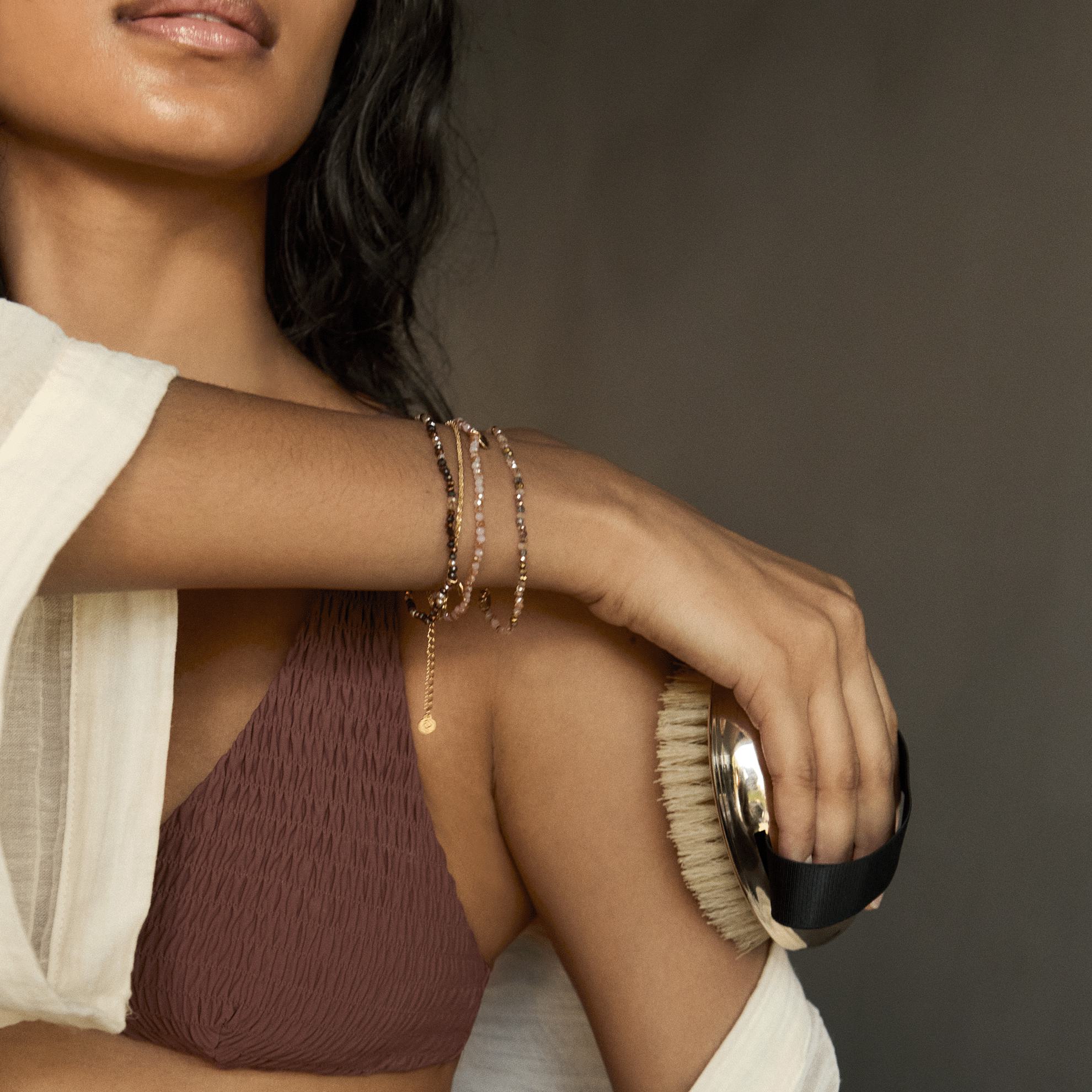 žena držící kartáč