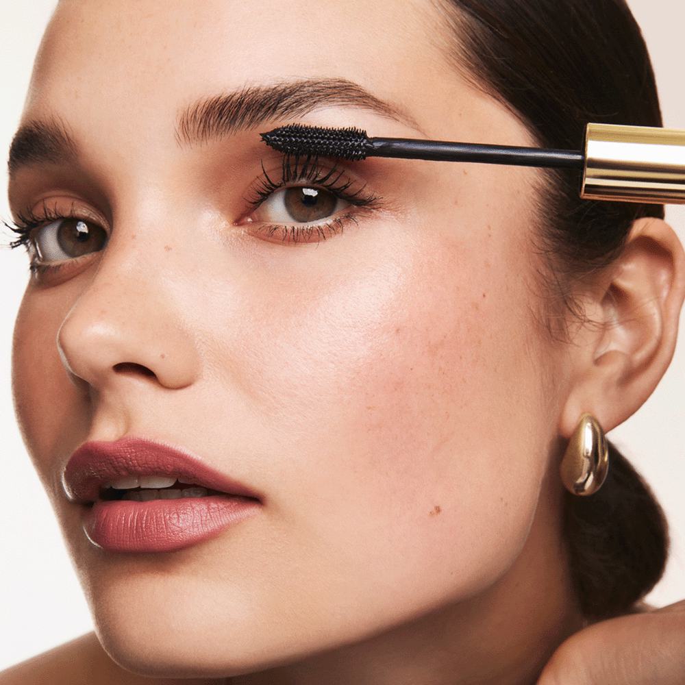 egy nő, aki szempillaspirált visz fel a szempilláira