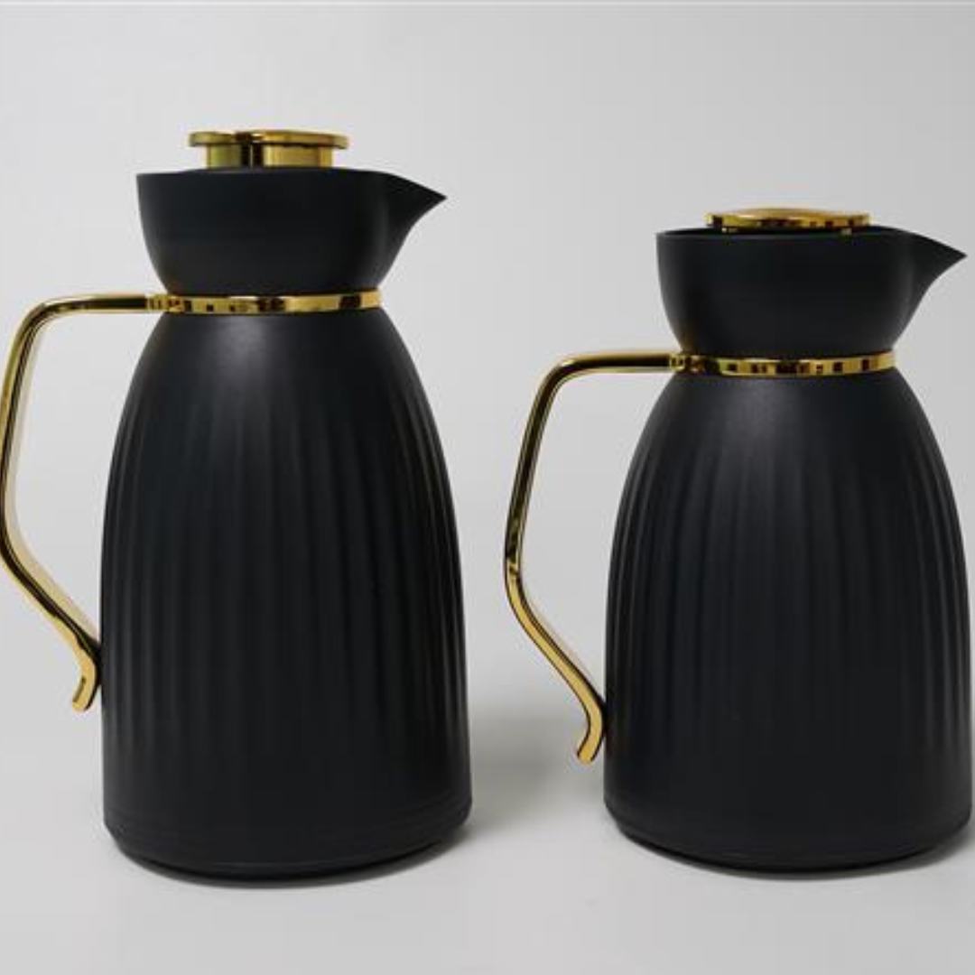 deux récipients noirs et dorés