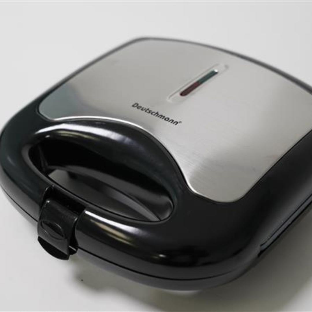 un gaufrier noir et argent