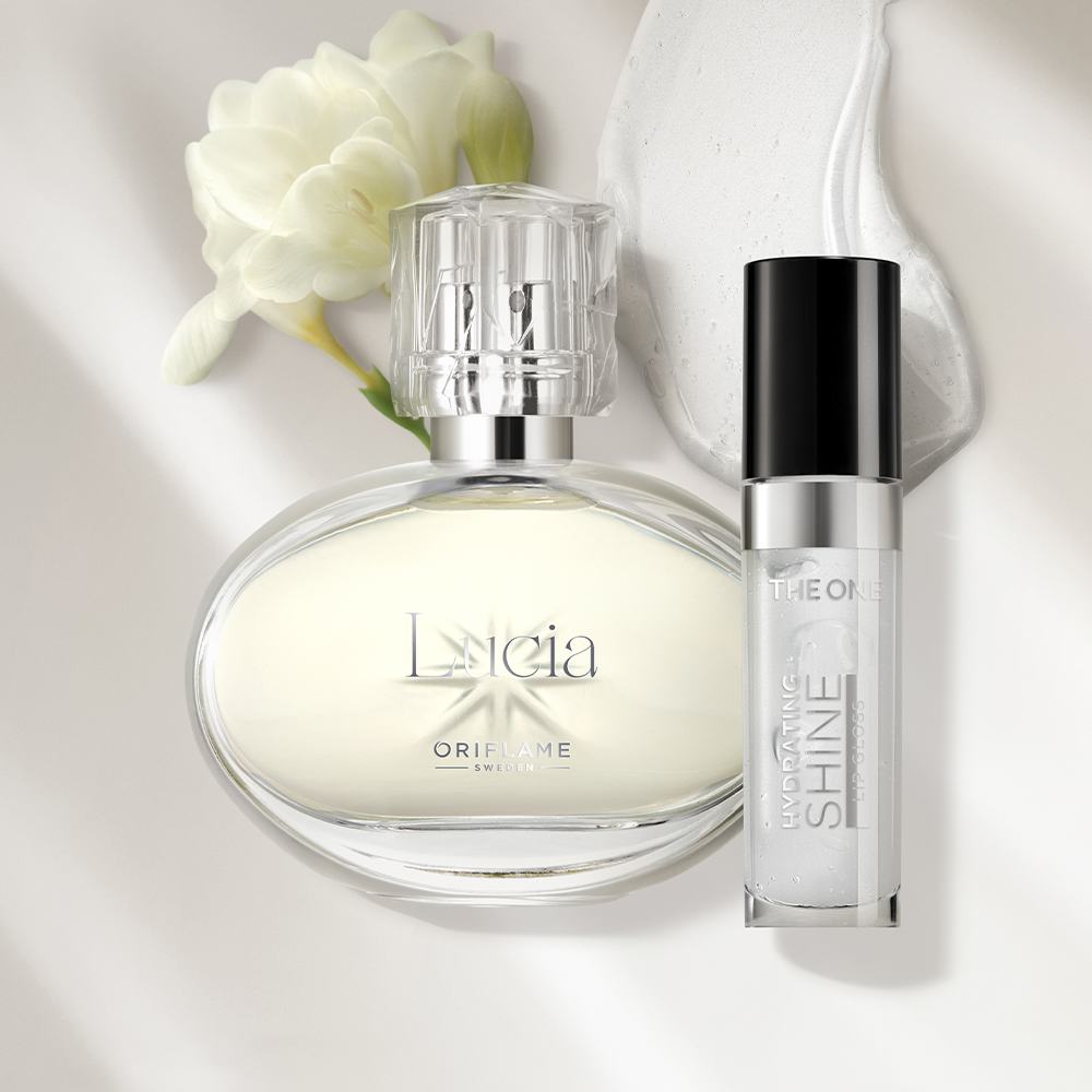 o sticlă de parfum lângă un tub de lichid