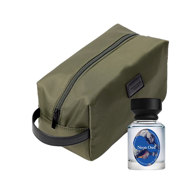 una bolsa verde con un frasco de perfume