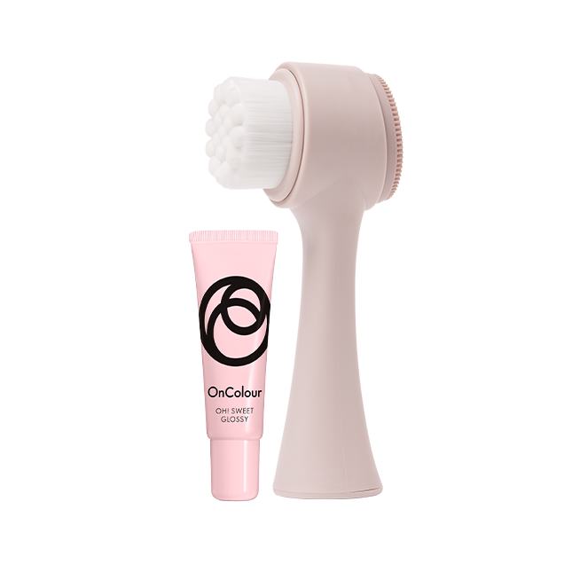 un pincel rosa y un tubo de crema