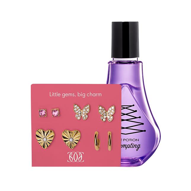 un frasco de perfume con unos pendientes y una tarjeta