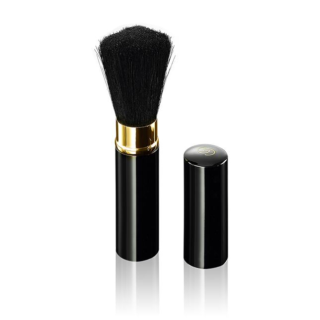 Un pincel de maquillaje negro y dorado.