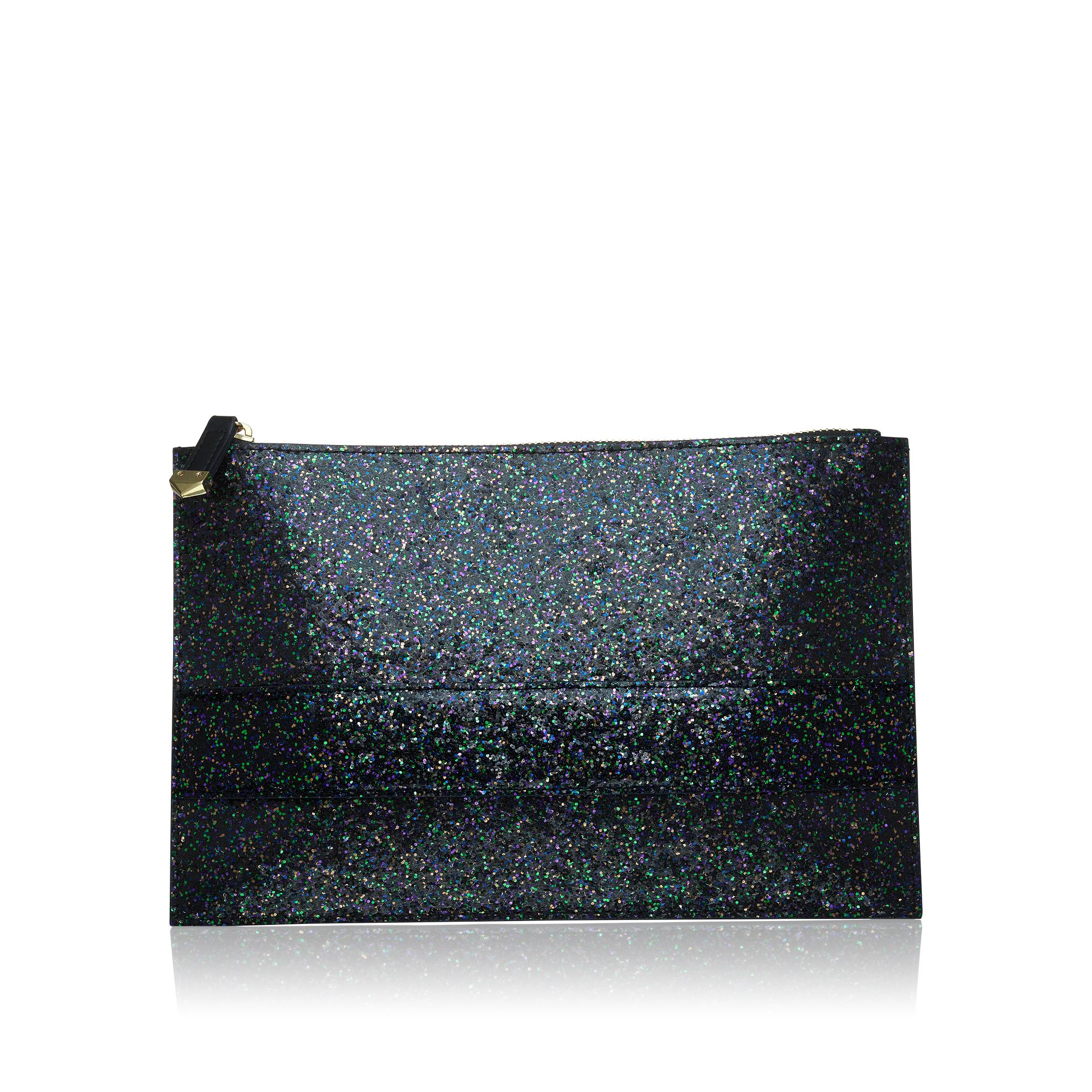 un bolso negro brillante