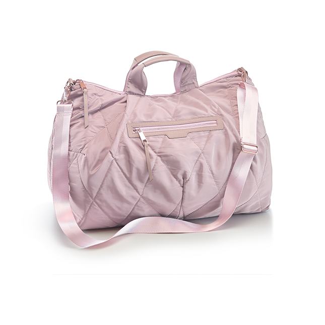 una bolsa rosa con una correa