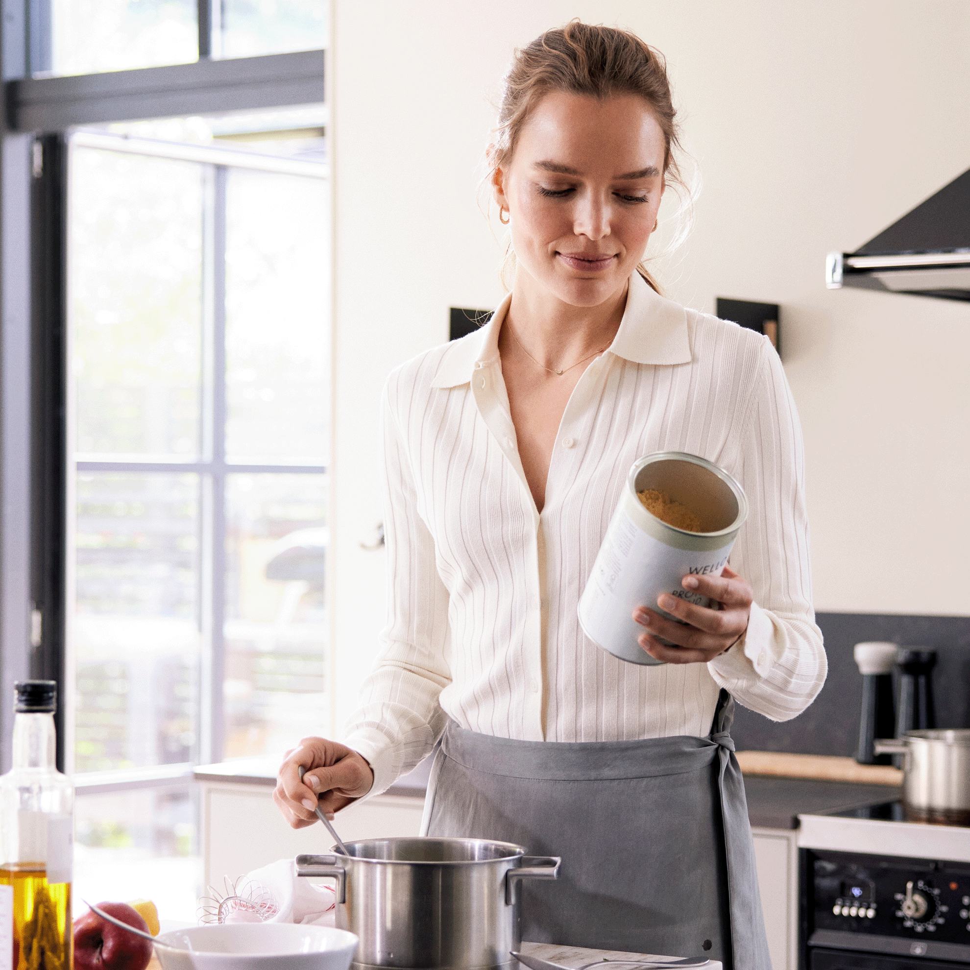 una mujer en una cocina