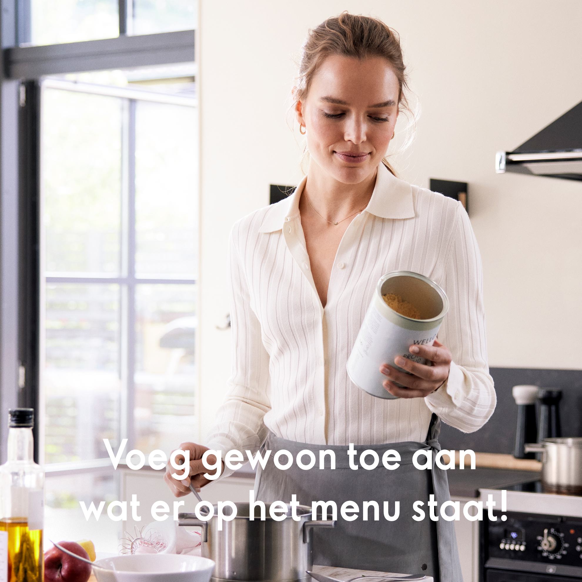 een vrouw met een blikje voedsel