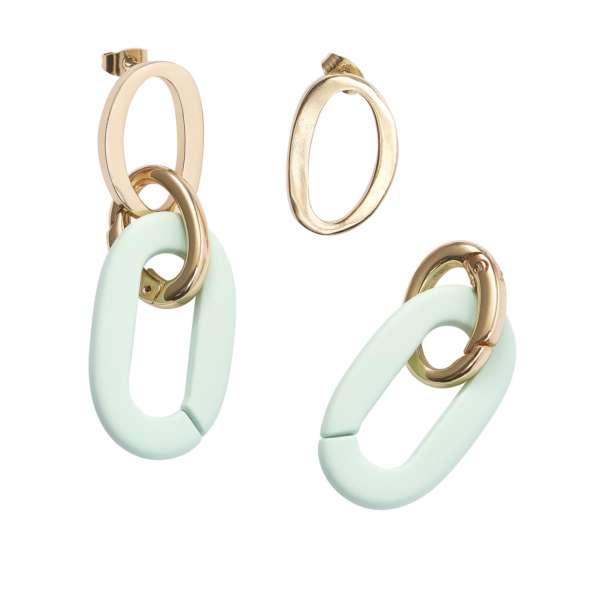 un par de pendientes con cadena