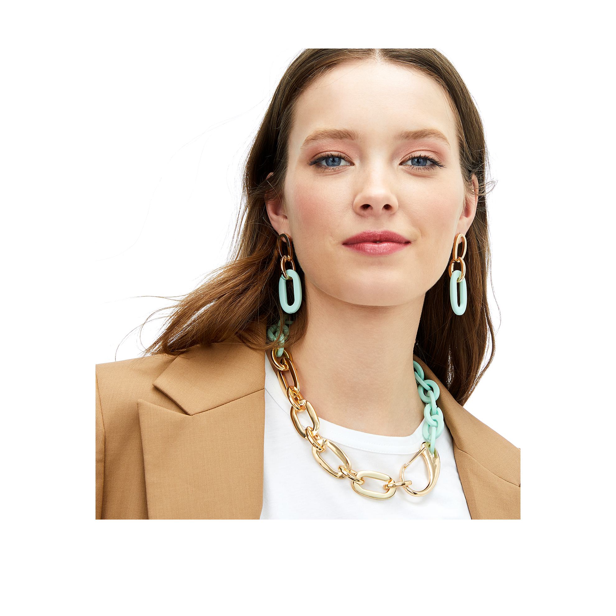 una mujer con una chaqueta morena y un collar dorado