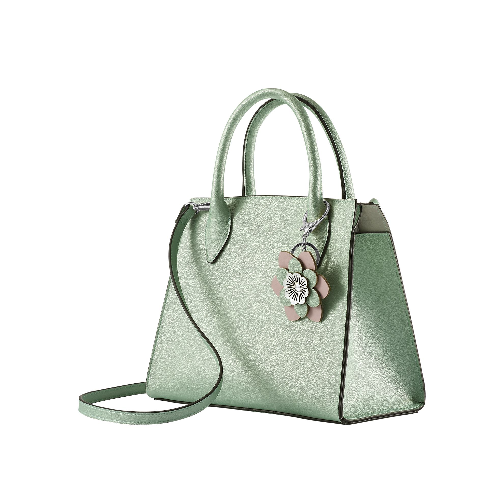 una bolsa verde con una flor