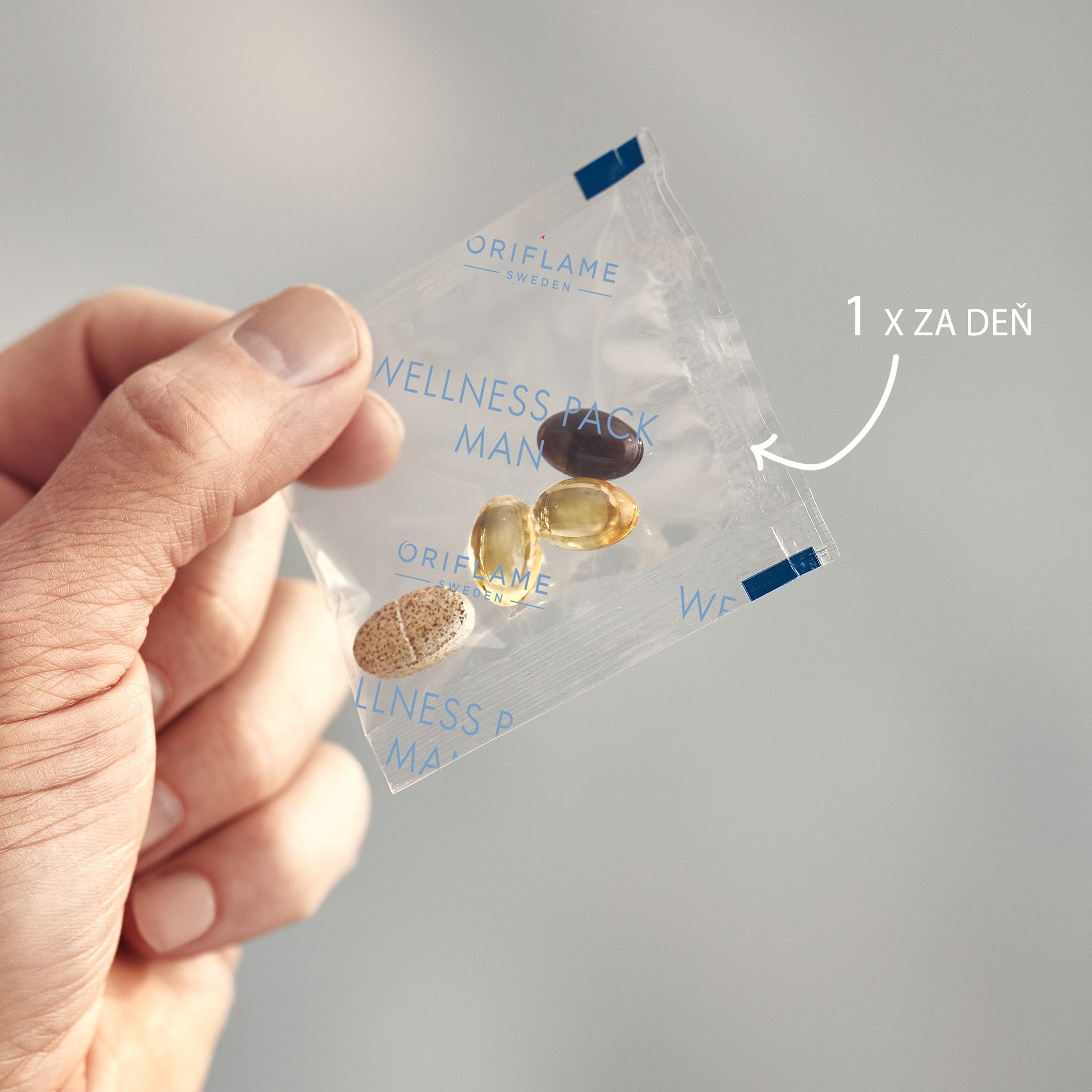 ruka držiaca malú plastovú tašku s rôznymi tabletkami