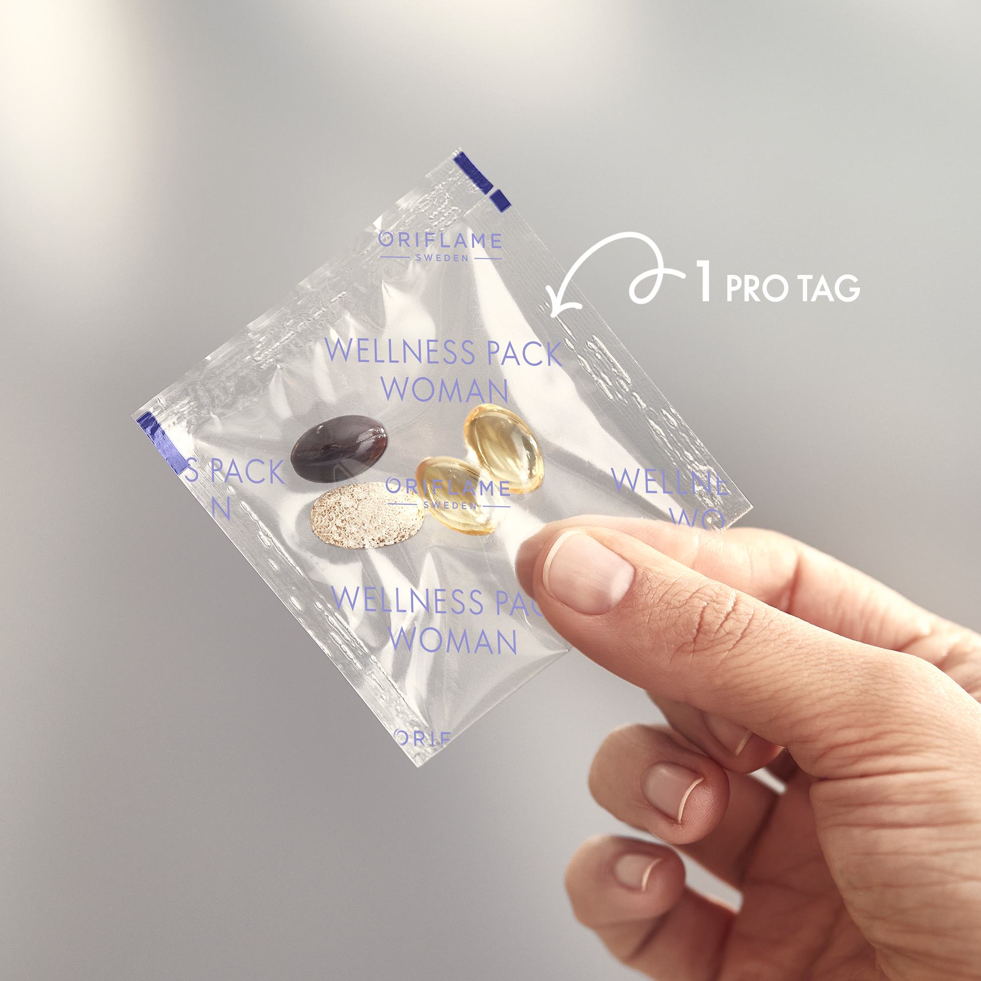 Eine Hand, die eine Packung Tabletten hält