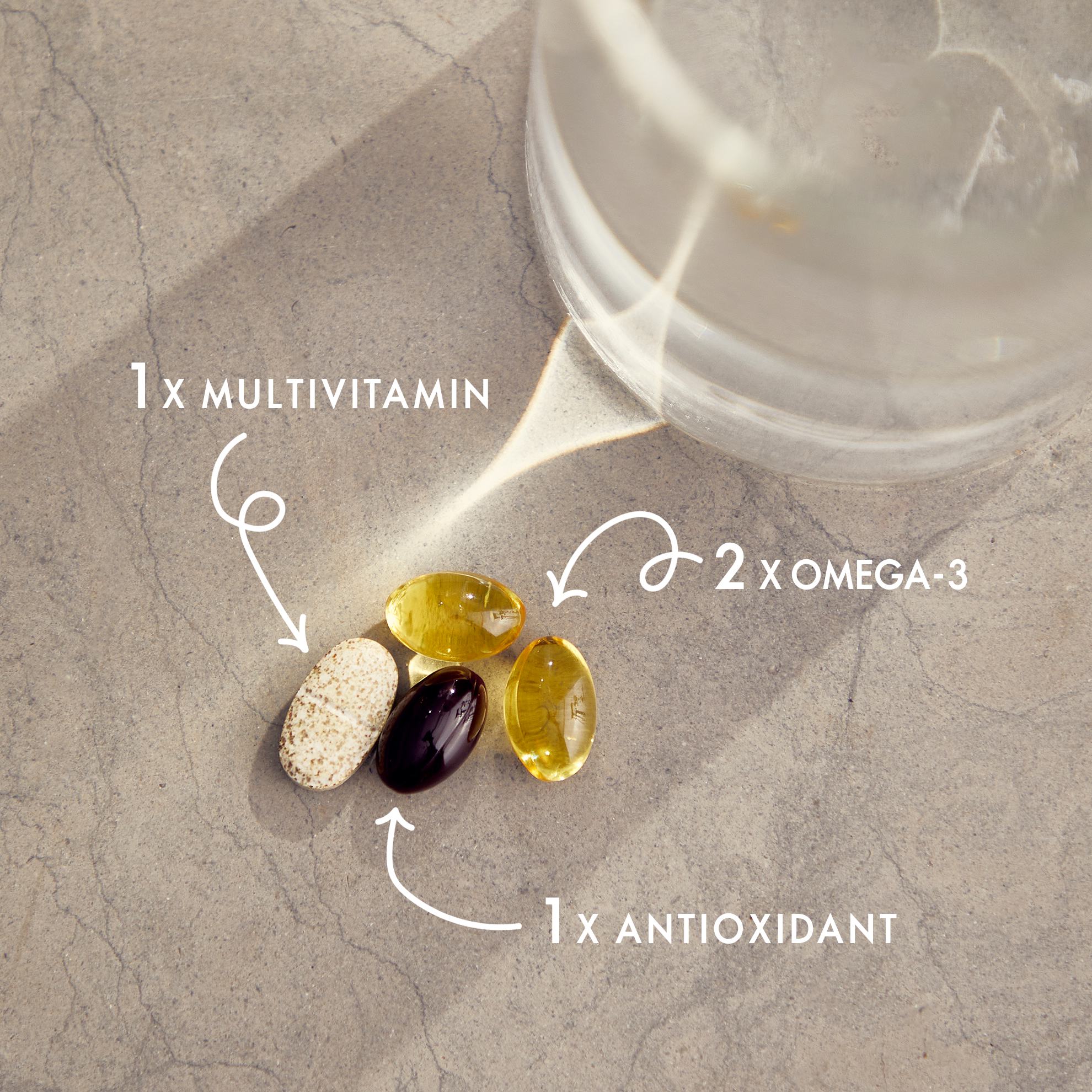 eine Gruppe von Tabletten und ein Glas Wasser