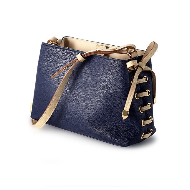 Un bolso azul y marrón claro.