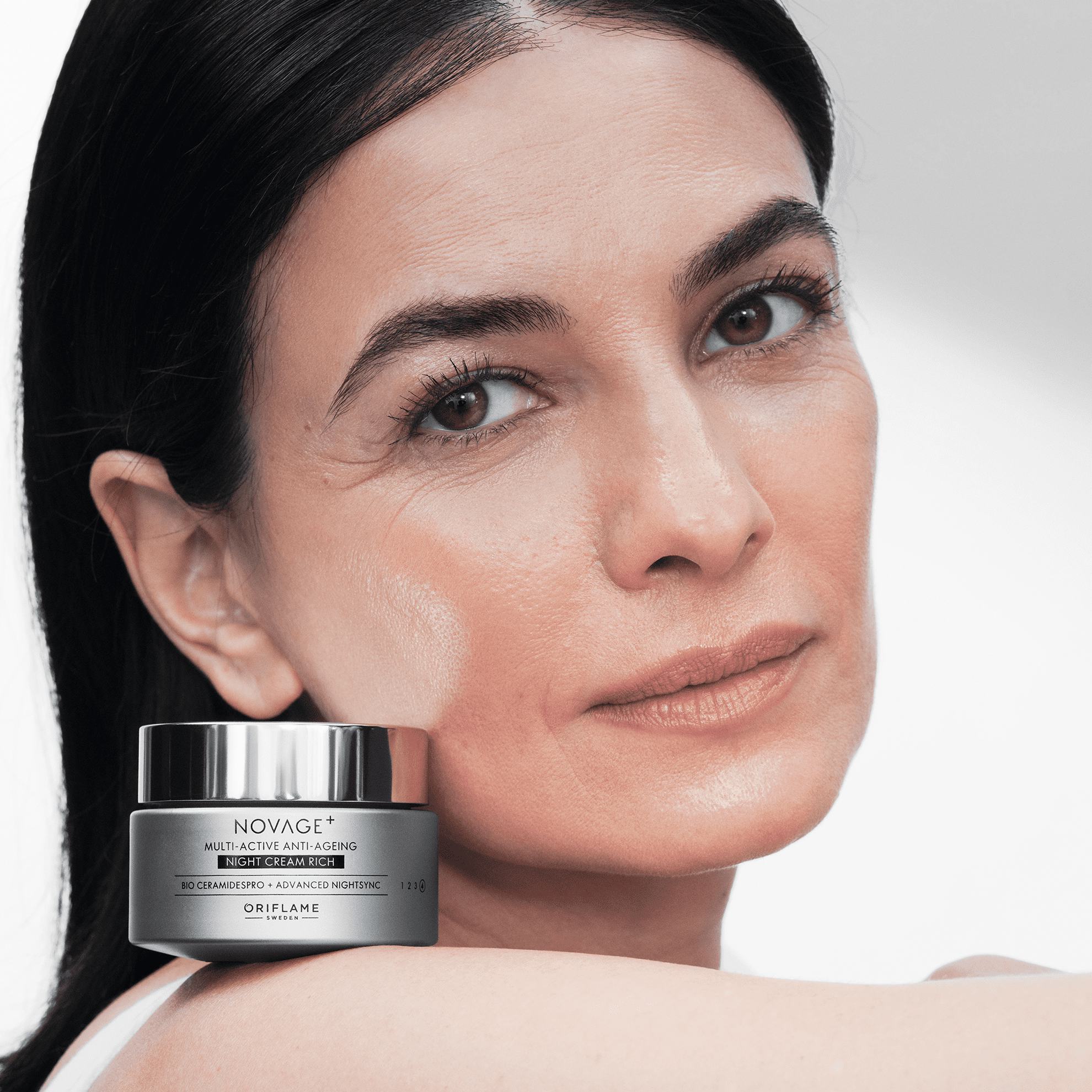 bir banka krem tutan bir qadın