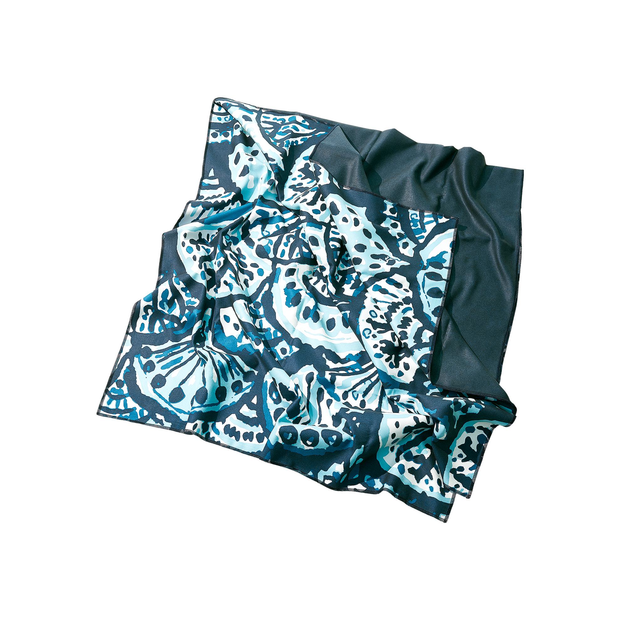 una bufanda con estampado azul y blanco