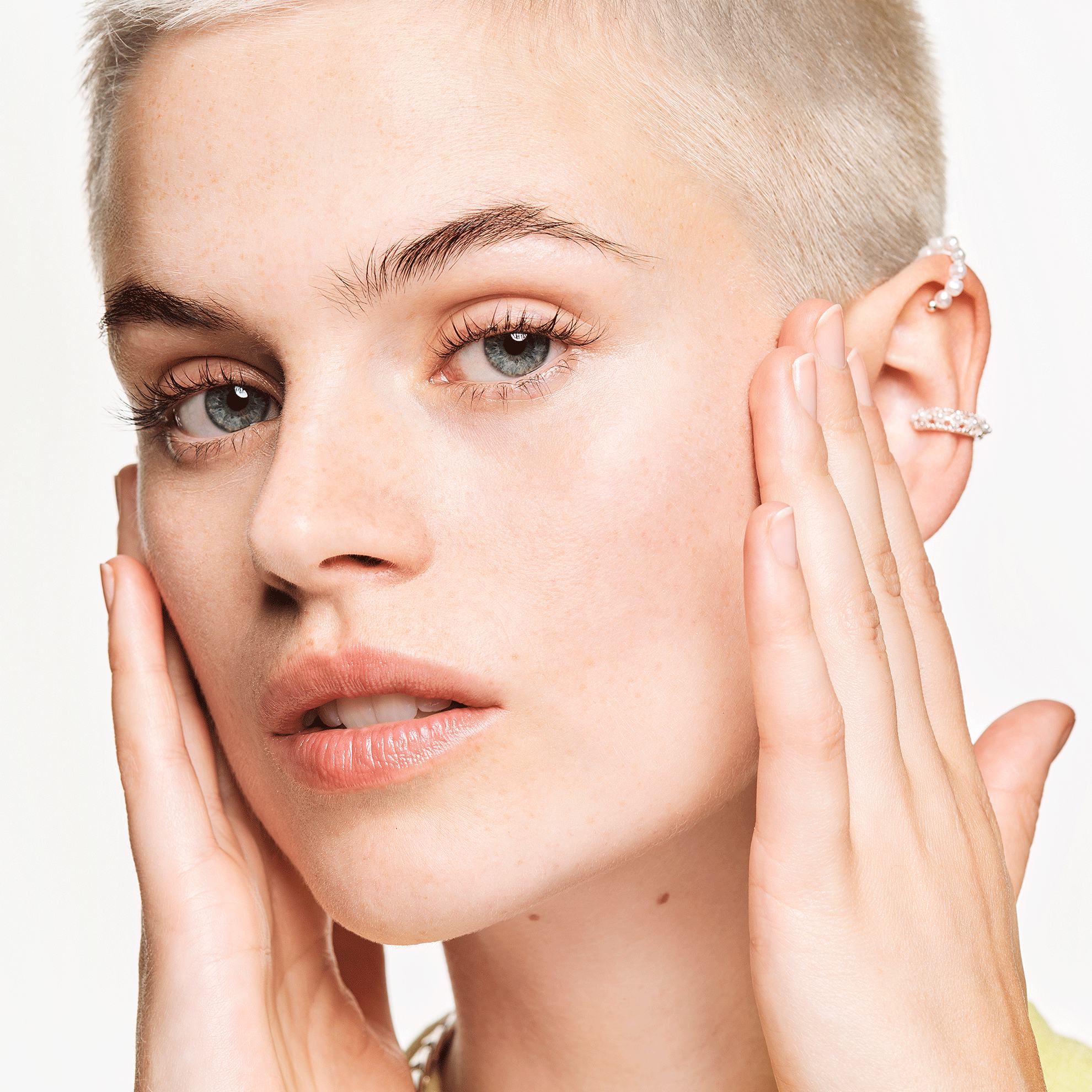 lühikeste juustega naine ja lühikesed blondid juuksed