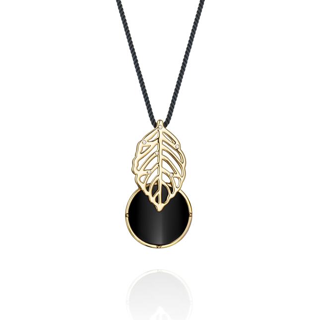 Un colgante de hoja de oro y negro.