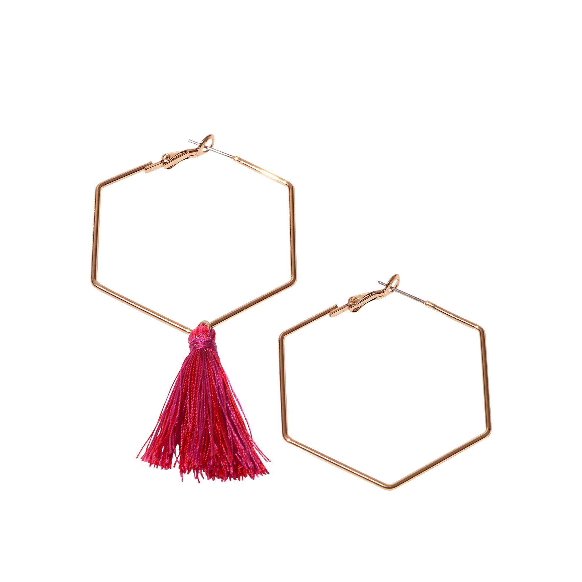 Un par de pendientes con borlas.