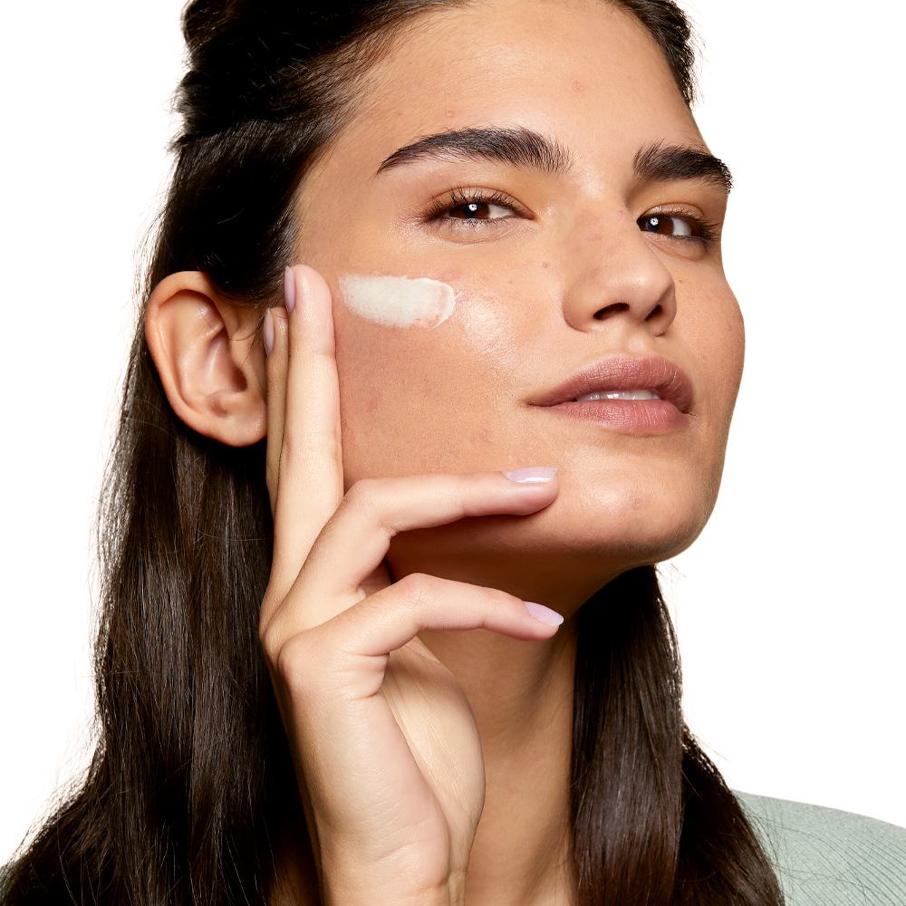жена с крем на лицето