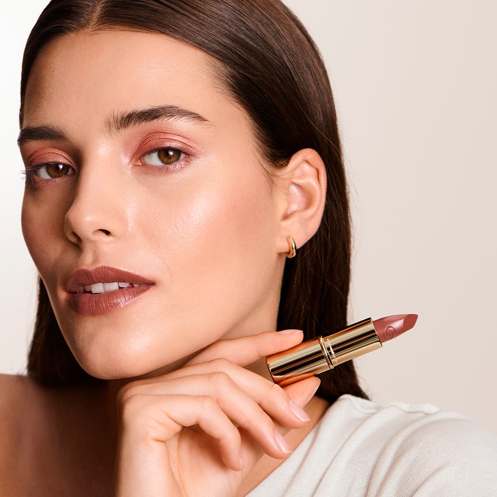 uma mulher segurando um batom