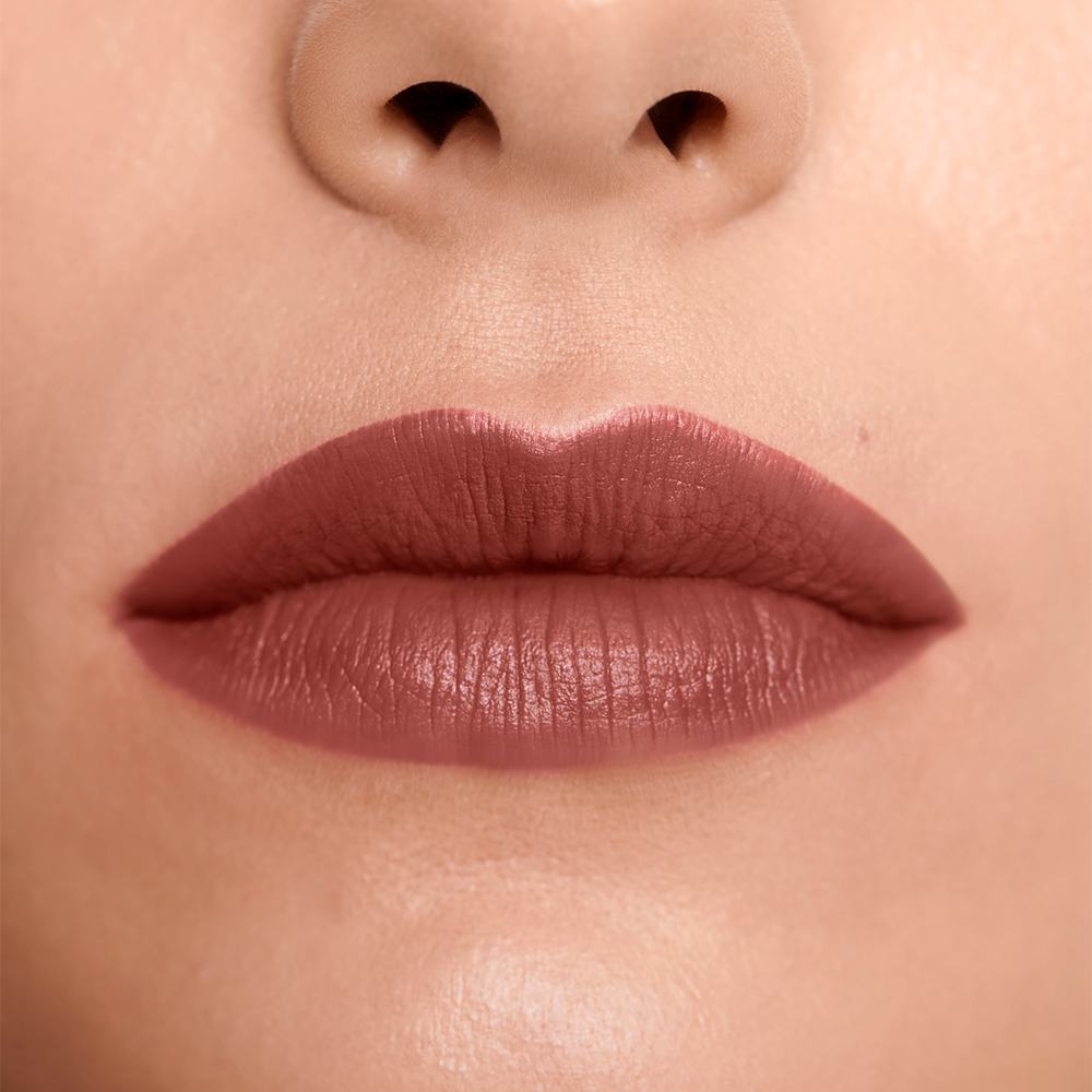 крупний план губ і носа жінки