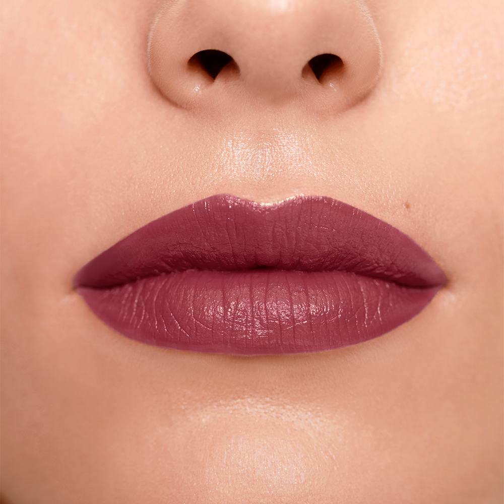 эмэгтэй хүний уруулыг ойртуулах