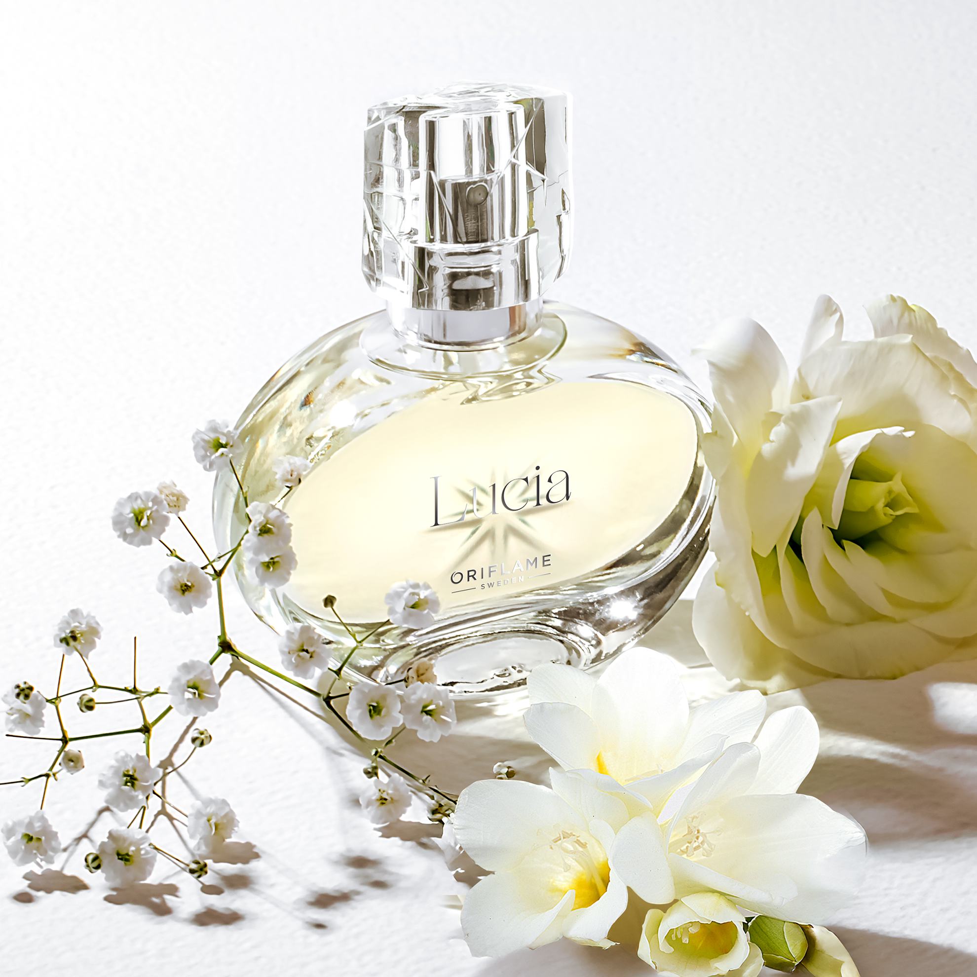 Sebotol parfum di samping bunga