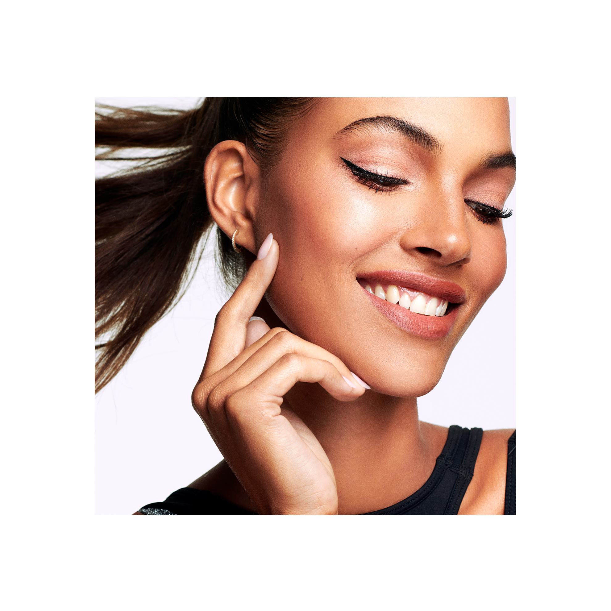 жінка торкається свого обличчя