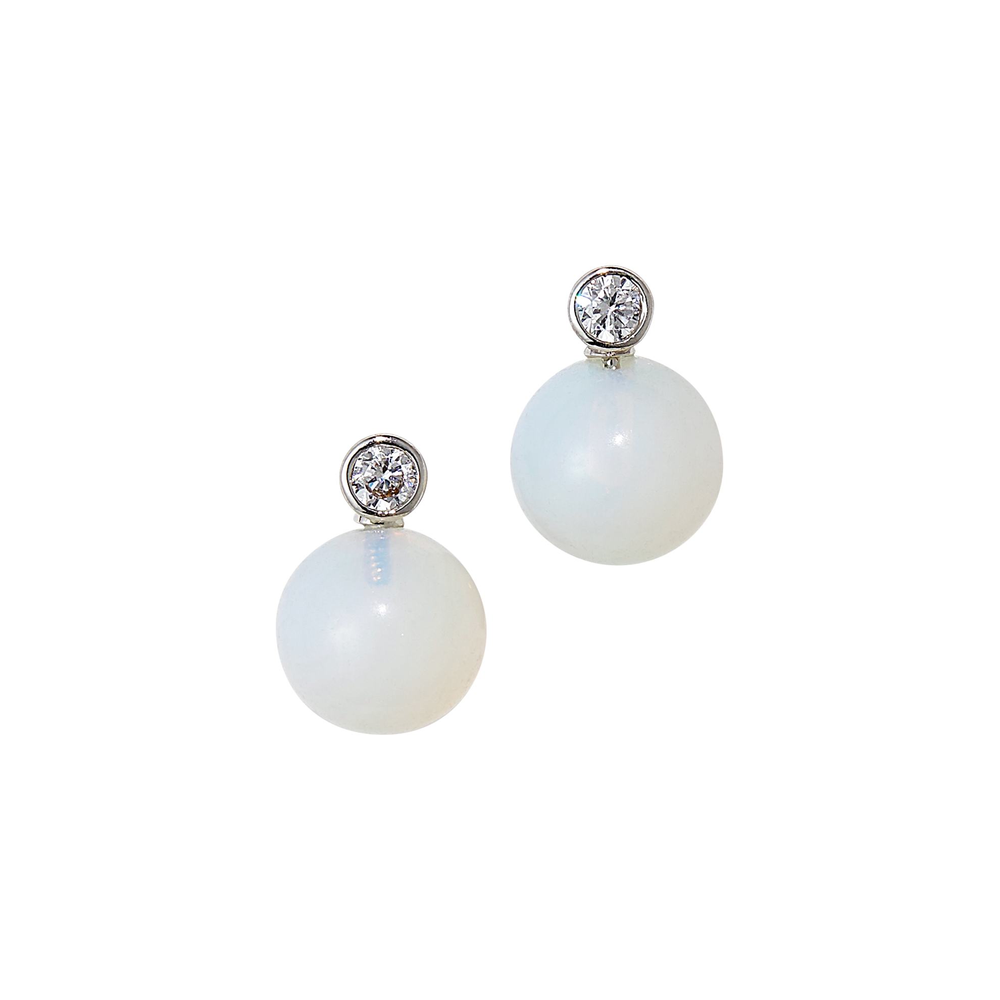 Un par de pendientes blancos con diamantes.