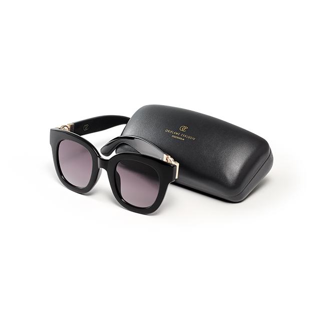 Unas gafas de sol con estuche.