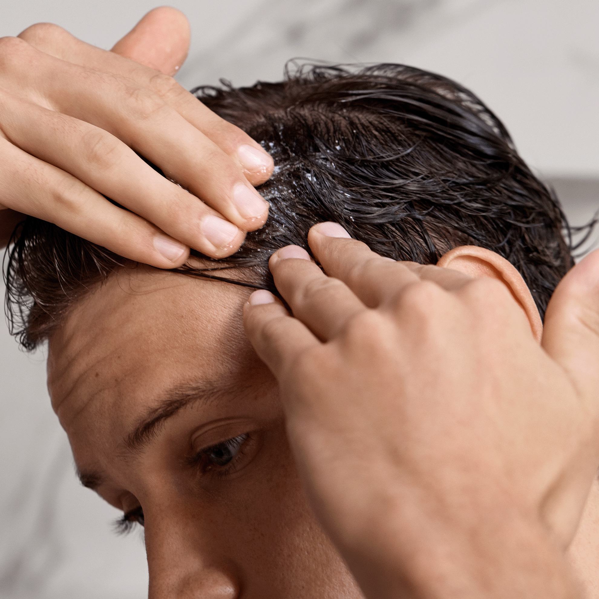 мужчина с густыми волосами