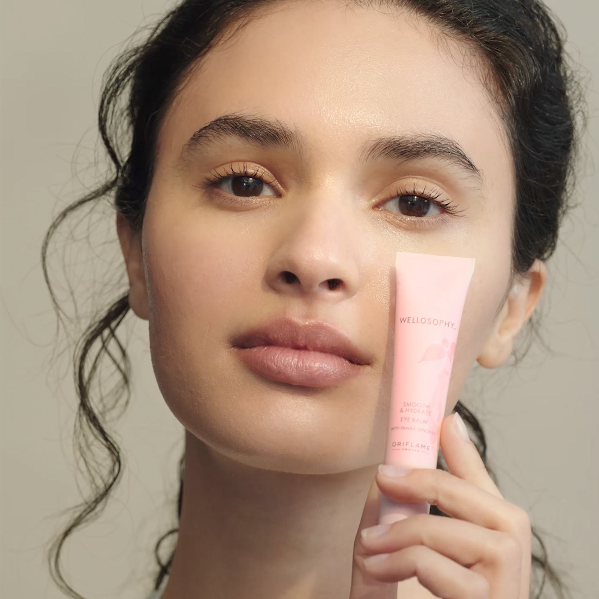 naine, kes hoiab käes kreemituubi