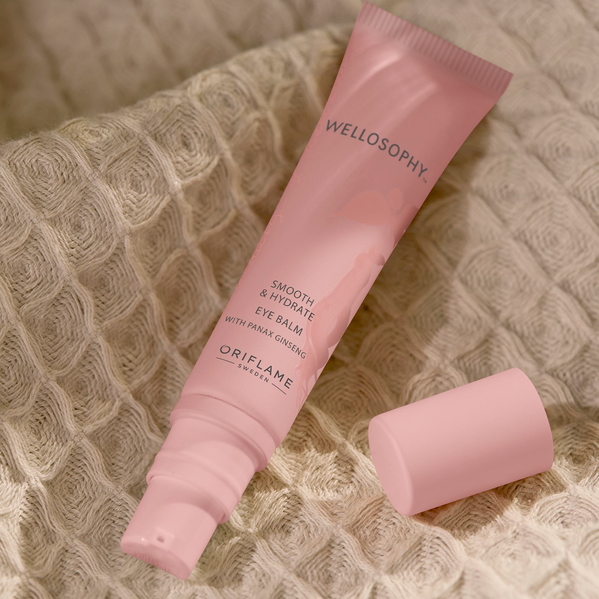 roosa kreemituub valgel pinnal