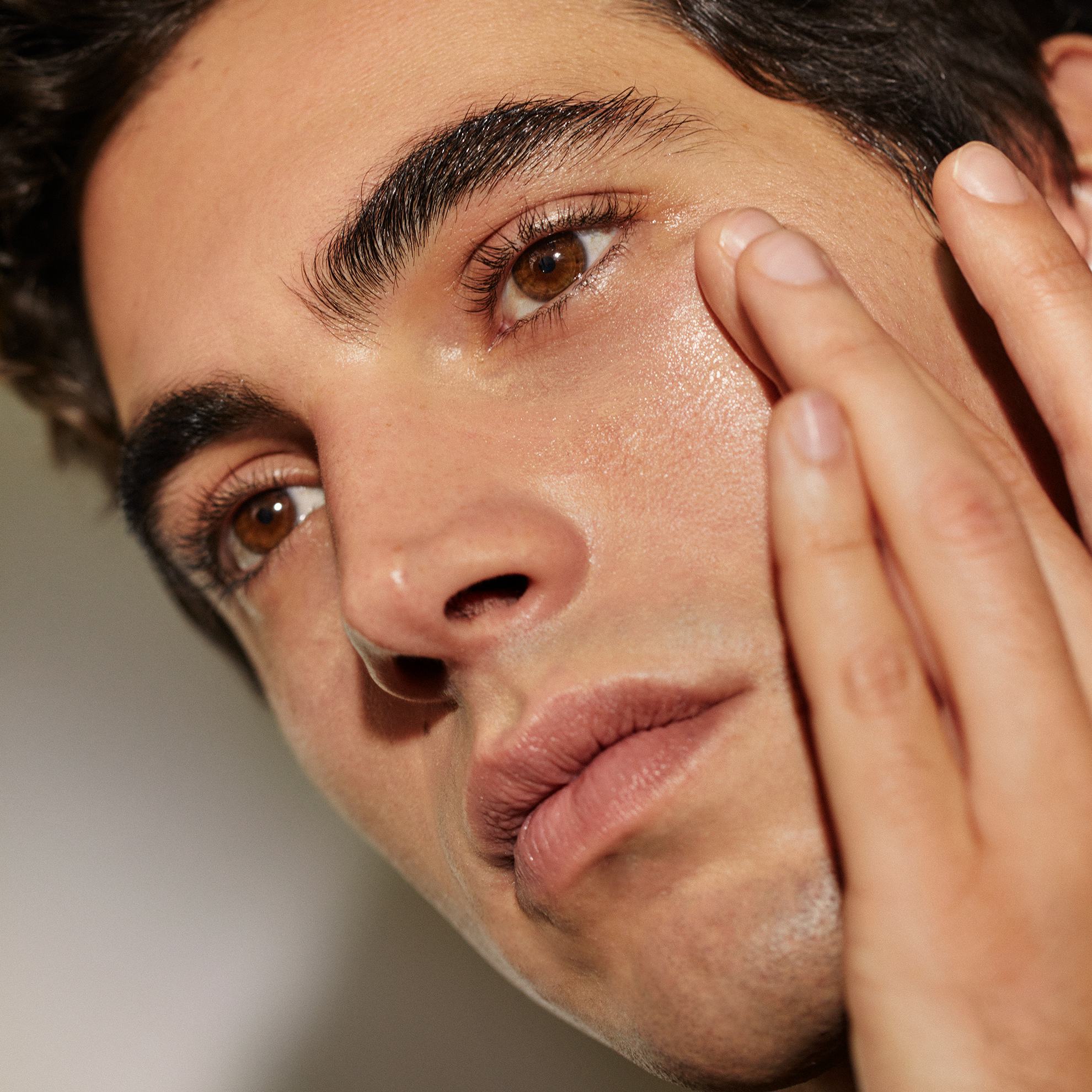 mees, kes puudutab oma nägu