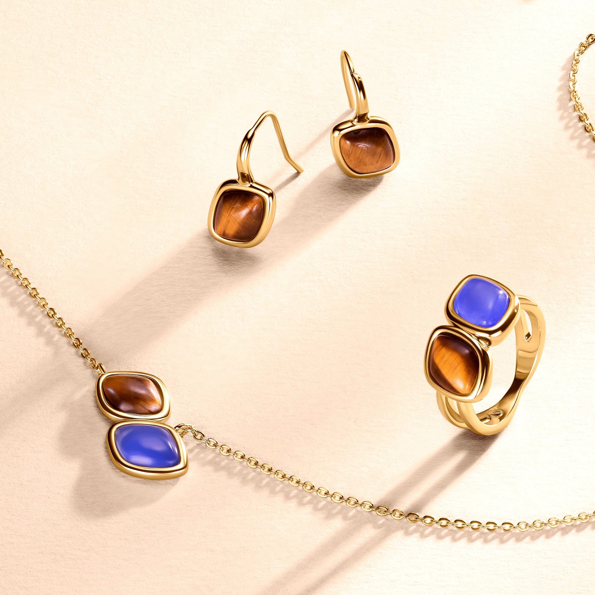 Una cadena de oro y pendientes con una piedra azul engastada.