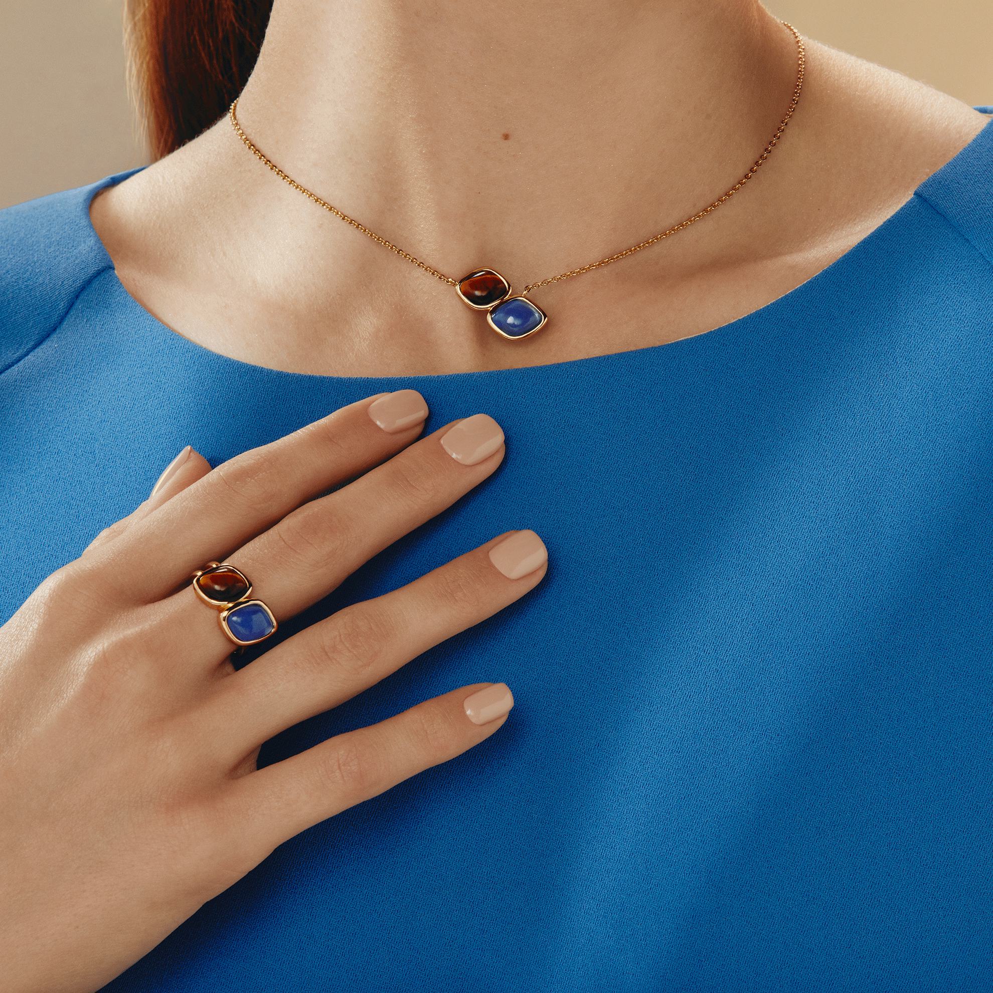 Una mujer con un vestido azul.